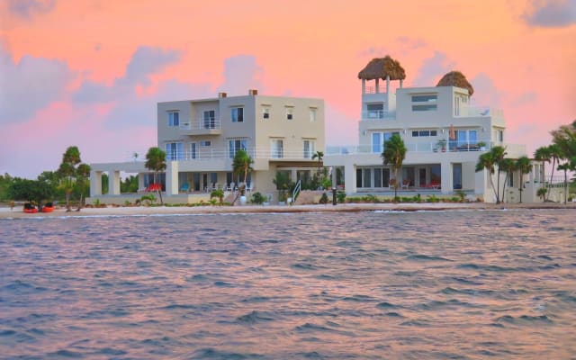 VILLA DE 4 CHAMBRES À L'ARCHITECTURE ÉTONNANTE ET PRIVÉE AVEC 2...