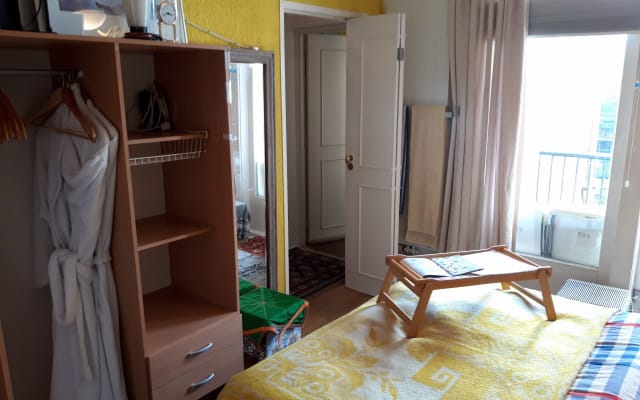 Camera da letto con lavandino ad acqua e balcone in comune e bagno in...