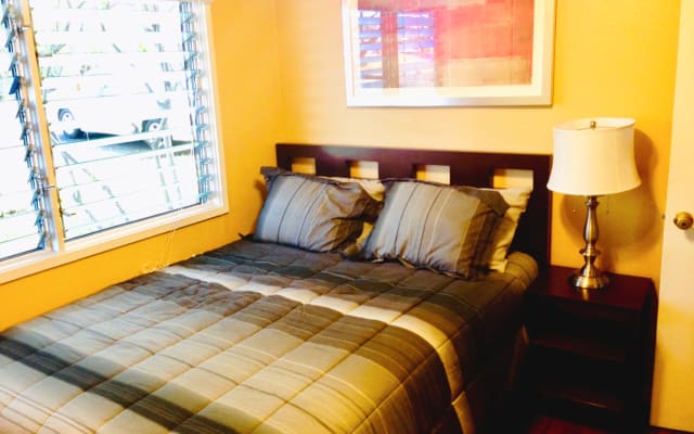 2 Bedroom Condo in Paradise (w/ swimming pool & laundry)