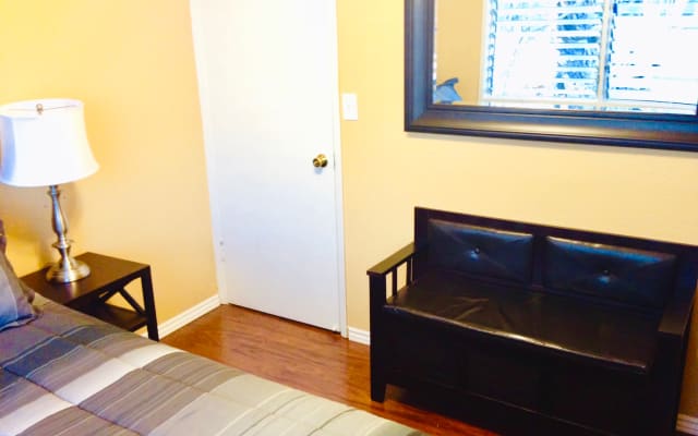 2 Bedroom Condo in Paradise (w/ swimming pool & laundry)