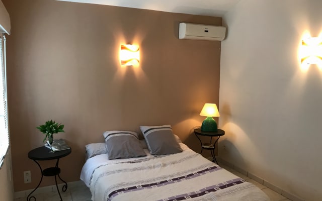 Estúdio com casa de banho privativa / WC acesso ao spa e à piscina...
