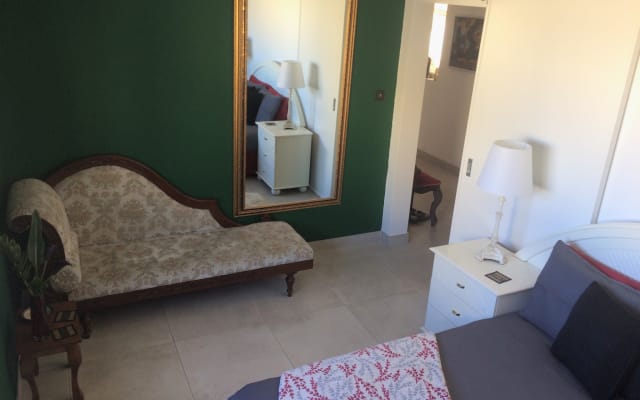 Chambre spacieuse avec salle de bain privée