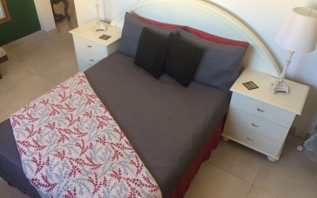 Chambre spacieuse avec salle de bain privée