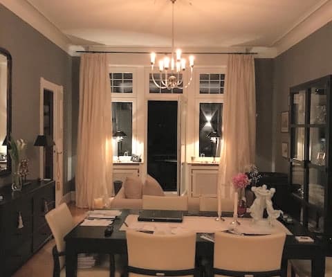 Room in a turn of the century building - Picture 6