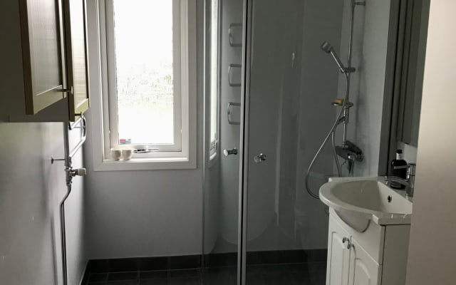 Chambre confortable avec vue sur le jardin