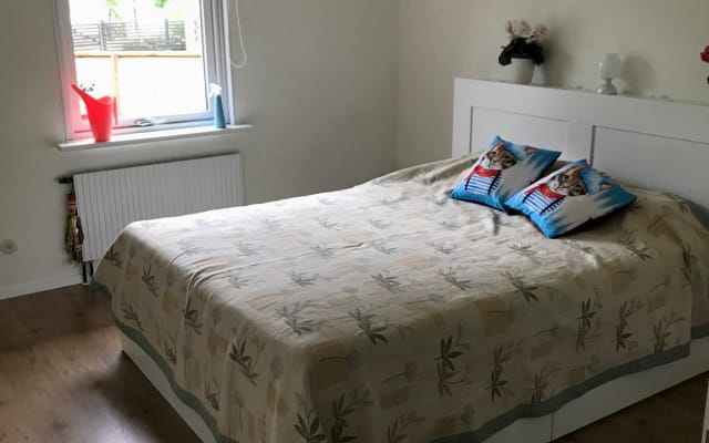 Chambre confortable avec vue sur le jardin