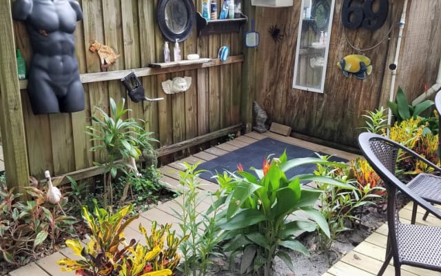 Annonce de Martin and Eric sur misterb&b - Outdoor shower and bath. 