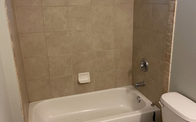Privatzimmer mit einem großen Bett und Gemeinschaftsbad