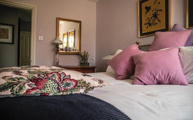 Gemütliches Doppelzimmer im Pfarrhaus von 1920. Richtiges B&B. Schwimmbad...