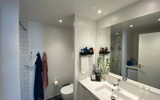 Privates Schlafzimmer in moderner Wohnung