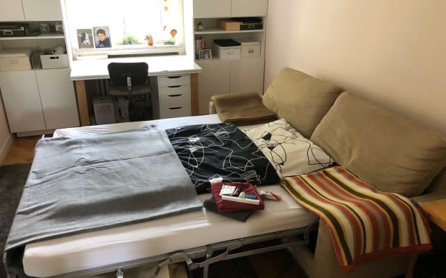 Cama grande (sofá-cama) num bom apartamento com características...