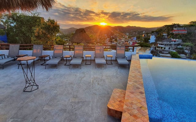 BrAND New StudiO Rooftop POOL & ElevAtor