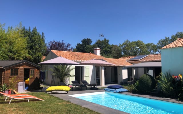 Chambre privée dans une maison avec piscine