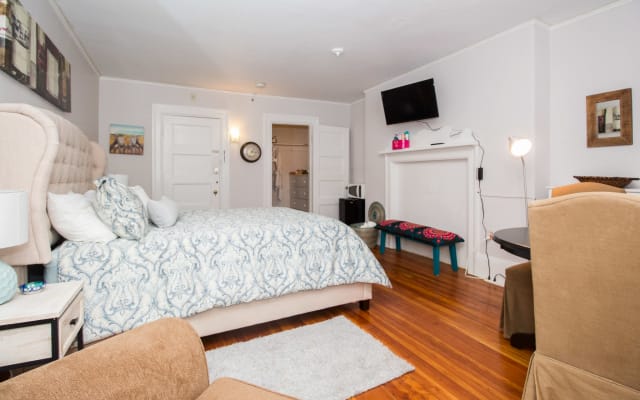 Private room in Boston Brownstone steps to Fenway!