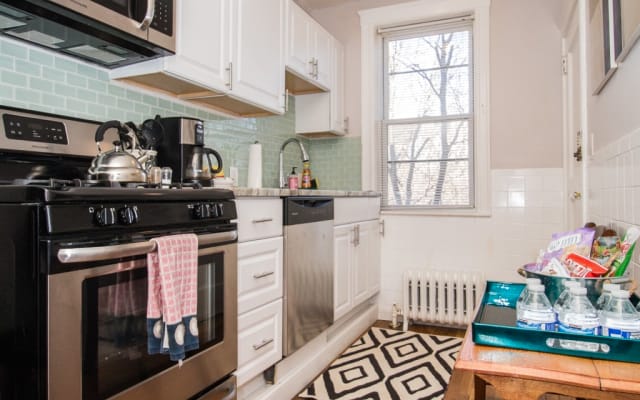 Top Floor, Cozy Bright Furnished One Bedroom