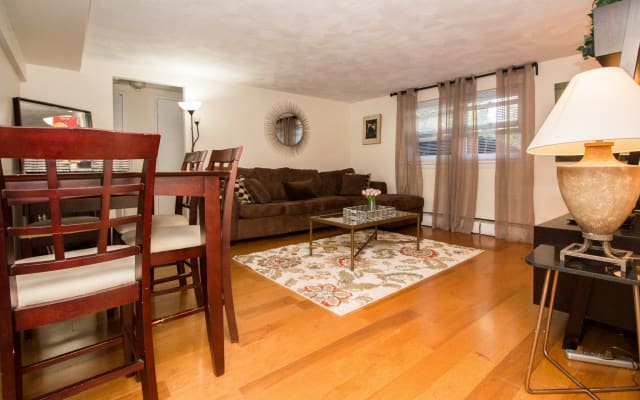 Great 1 bed close to Longwd Med, Fenway, parkng