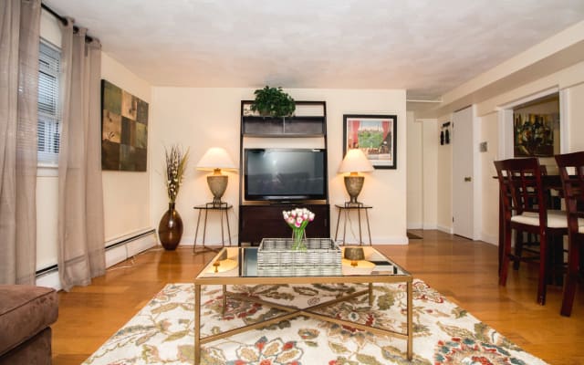 Great 1 bed close to Longwd Med, Fenway, parkng