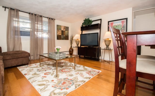 Great 1 bed close to Longwd Med, Fenway, parkng