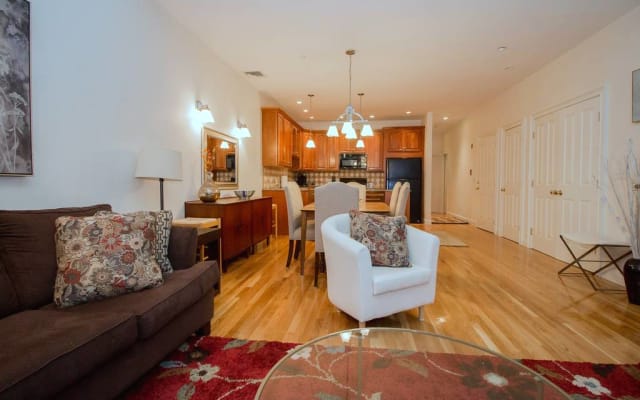 Modern townhome,Boston vacation,2 bath,pkg,deck