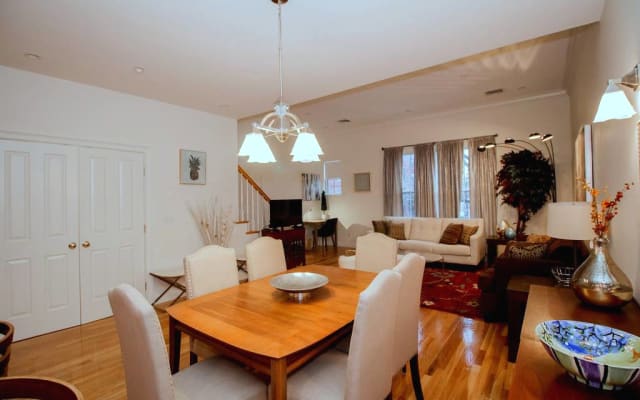 Modern townhome,Boston vacation,2 bath,pkg,deck