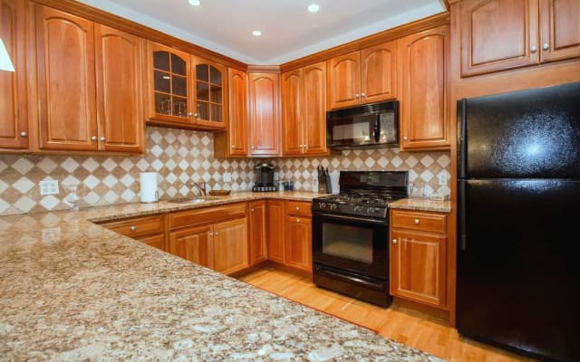 Modern townhome,Boston vacation,2 bath,pkg,deck