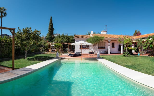 Quarto numa villa com piscina, sauna e jardim de estilo andaluz