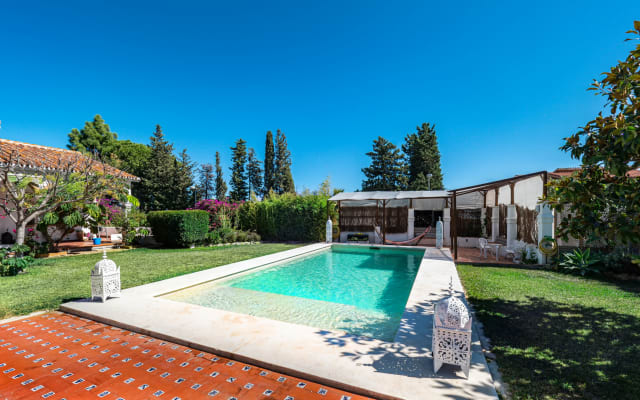 Habitacion en  chalet con piscina, sauna y jardín de estilo andaluz