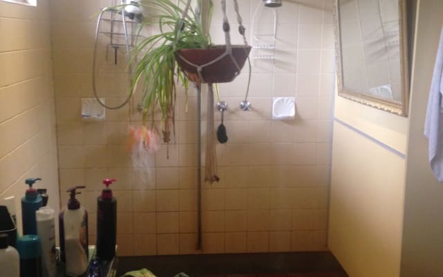 Annonce de Shabby sur misterb&b - Showers are communal on both levels but with hardly anyone here it’s easy to get privacy if wanted.