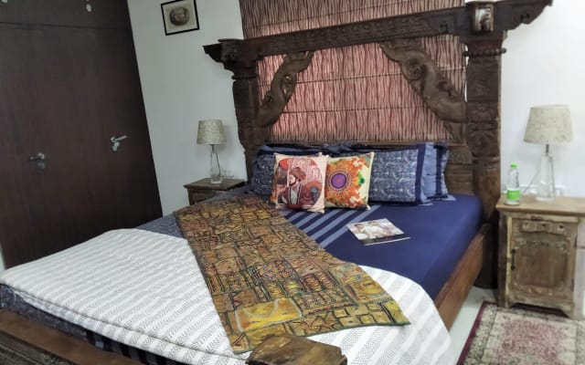 Visaya - Premium Room with king size bed & Antiques