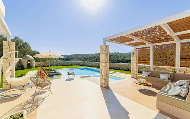 Piscine chauffée de la Villa du Lac Bleu