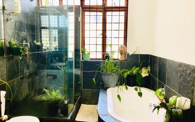 Room In Fully Furnished 3 bedroom, 2 bathroom apartment with Sauna - 2 - Picture 5