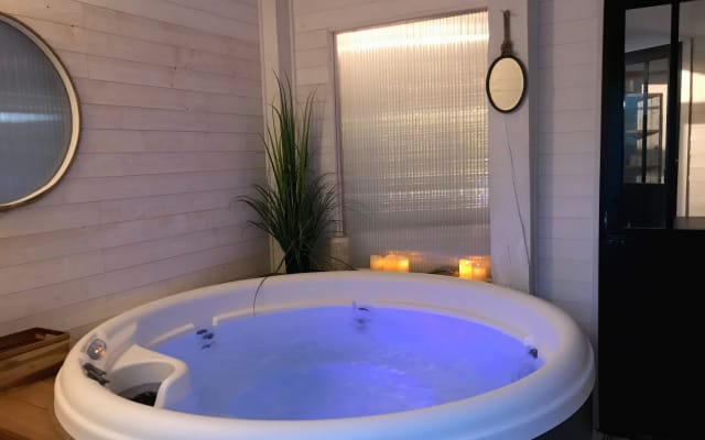 Quarto independente, acesso à piscina e ao jacuzzi - Foto 23