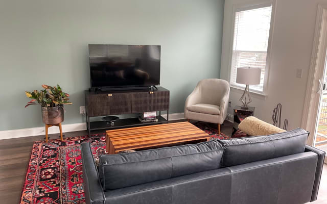 Beautiful home in downtown Belmont. Close to the CLT airport & uptown!