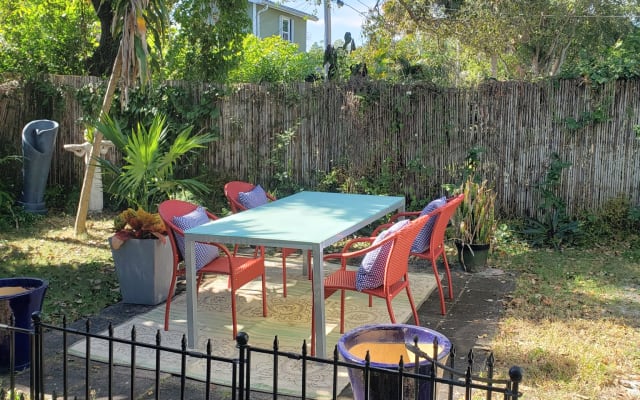 Franklin's listing on misterb&b - Outside showing the backyard area with outdoor seating and table. 