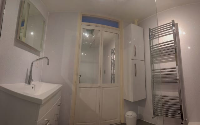 Modern, relaxing, central room - Picture 10