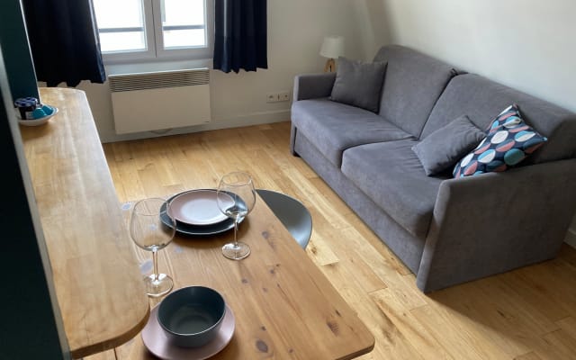 Charmante Einzimmerwohnung unter den Dächern von Paris 10.