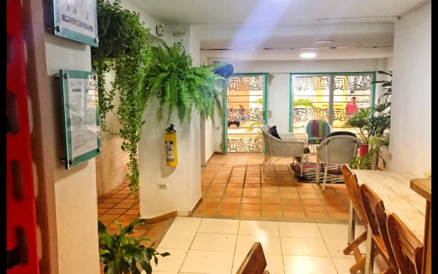 Habitación privada con A.A. y Wifi cerca de la playa y nigtclubs