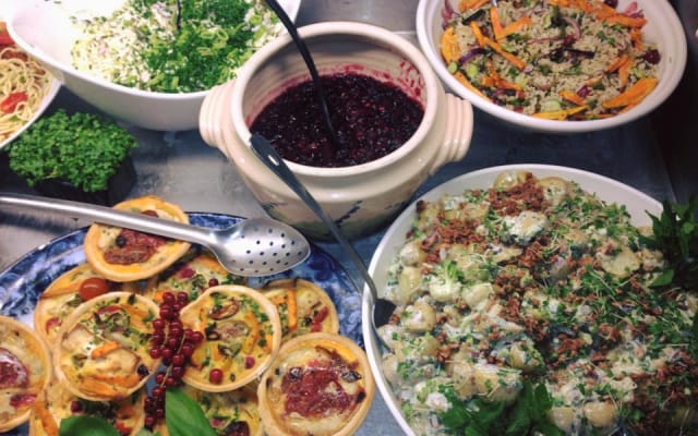Rogers Inserat auf misterb&b - This is sample display of our outside catering team and what they can provide as a party’s we can hold large events . We can accommodate up to 24 guest at any one time . 