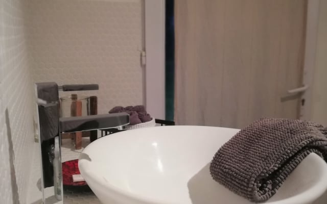Chambre très calme, accès privé, jardin avec Spa, proche du centre