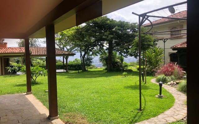 Erstaunliche Stadtansichten / Gästehaus in Escazú