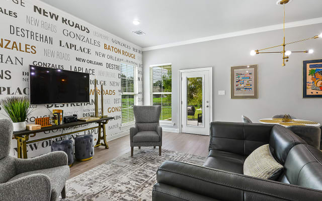 Oásis moderno da série Designer perto da LSU por Poree Homes