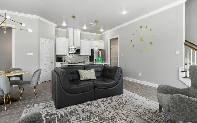 Oásis moderno da série Designer perto da LSU por Poree Homes