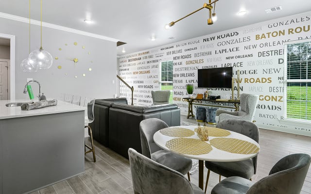 Oásis moderno da série Designer perto da LSU por Poree Homes
