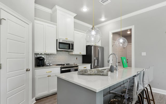 Oásis moderno da série Designer perto da LSU por Poree Homes
