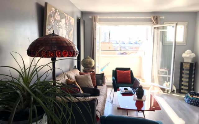 Private room less than 5 minutes from metro Serge Gainsbourg line 11