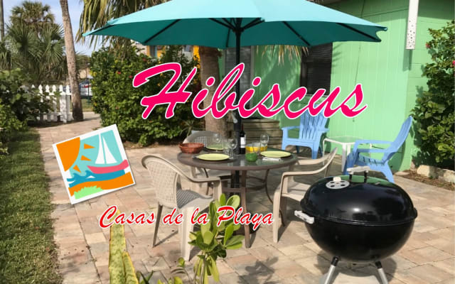 Hibiscus Cottage - Downtown and steps to the Beach!