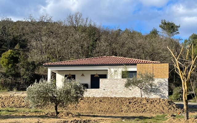 « Sur les toits de Lauron » Villa de vacances avec piscine privative .