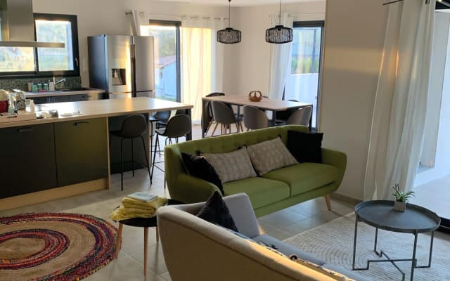 « Sur les toits de Lauron » Villa de vacances avec piscine privative .