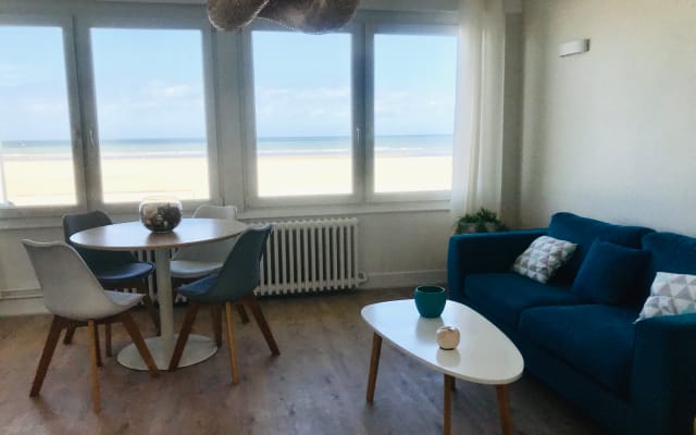 Beautiful sea-view apartment on the sea wall