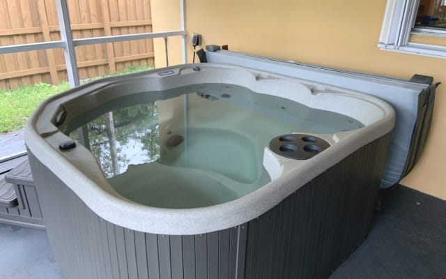 Freiheit im Bad mit Whirlpool - Bett in voller Größe